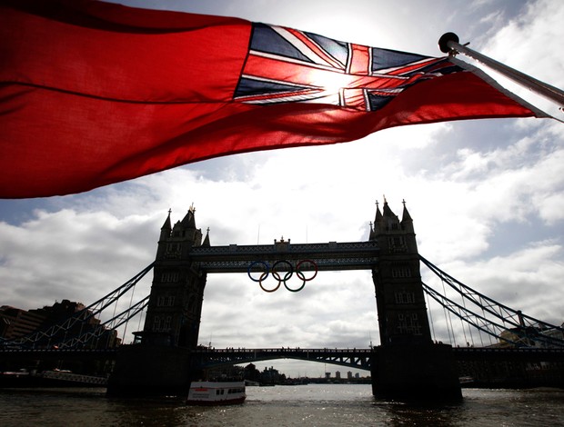 prefeito de londres Boris anéis olímpicos tower bridge (Foto: Agência Reuters)