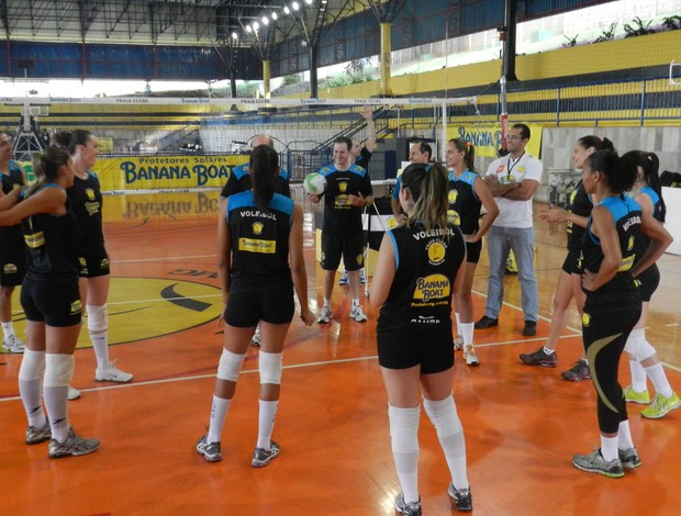 Time de vôlei do Praia Clube treina pesado para maratona de jogos (Foto: Felipe Santos/GLOBOESPORTE.COM)