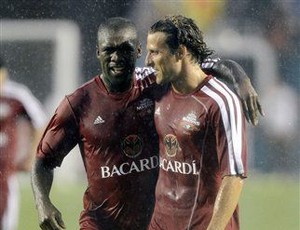 Seedorf com Forlán no jogo de Messi em Miami (Foto: AP)