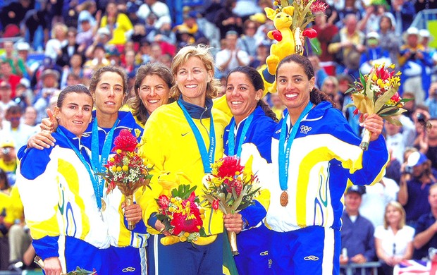 Natalie Cook com a medalha de ouro no pódio das olimpíadas em 2000 (Foto: Getty Images)