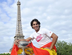 Rafael Nadal posando com o trofeu de Roland Garros (Foto: Agência EFE)