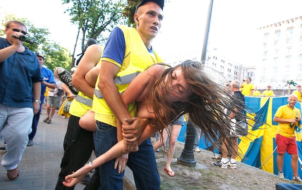 protesto de feministas na Euro na Ucrânia (Foto: AP)