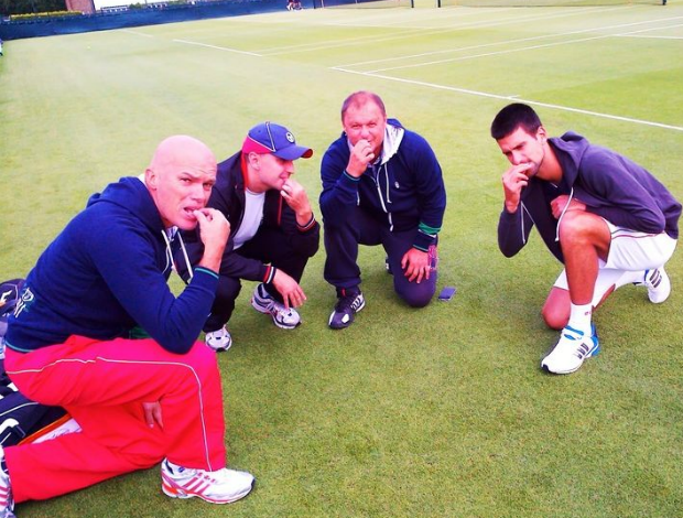 Novak Djokovic tênis Wimbledon comendo grama (Foto: Divulgação)