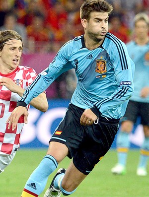 Croácia x Espanha, Piqué e Luka Modric (Foto: Agência EFE)