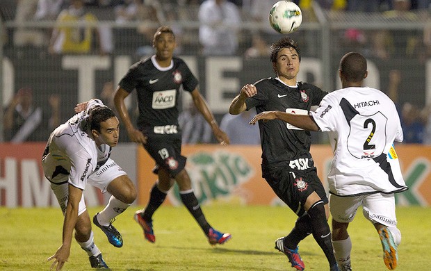 Willian, Ponte Preta x Corinthians (Foto: Daniel Augusto Jr / Agência Estado)