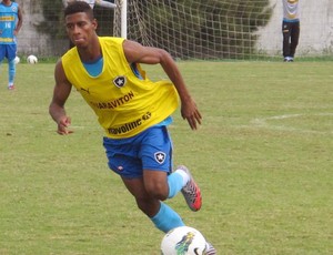 Lennon no terino do botafogo (Foto: Thales Soares / Globoesporte.com)