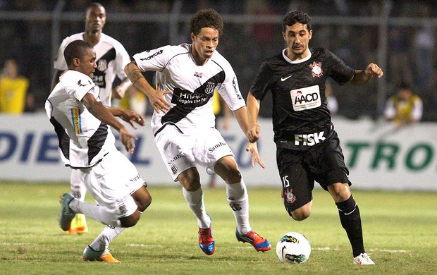 Douglas, Ponte Preta x Corinthians (Foto: Celio Messias / Agência Estado)