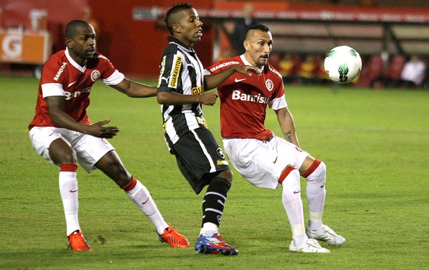 Victor Junior e Guinazu, Internacional x Botafogo (Foto: Wesley Santos / Agência Estado)