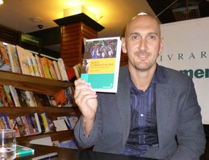 Nalbert mostra livro sobre sua trajetória (Foto: Alexandre Sattamini)