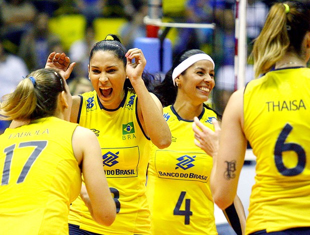 Jaqueline celebra ponto do Brasil contra a Alemanha no Grand Prix de vôlei (Foto: William Lucas / VIPCOMM)