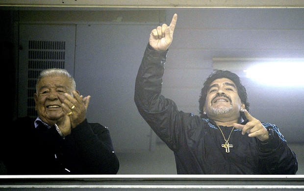 Maradona assiste a partida do Boca Juniors contra a U. de Chile (Foto: AFP)