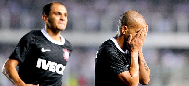 Emerson comemora gol do Corinthians contra o Santos (Foto: Marcos Ribolli / Globoesporte.com)