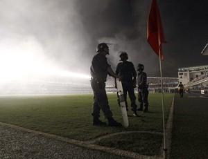 apagão na Vila Belmiro durante a partida de Santos e Corinthians (Foto: AP)