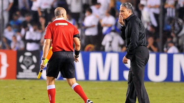 Tite na partida do Corinthians contra o Santos pela Libertadores (Foto: Marcos Ribolli / Globoesporte.com)