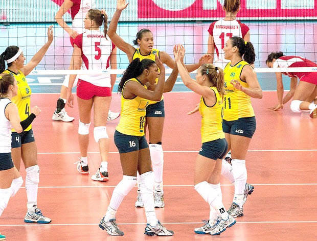 Brasil comemora vitória no vôlei sobre a Polônia no Grand Prix (Foto: EFE)