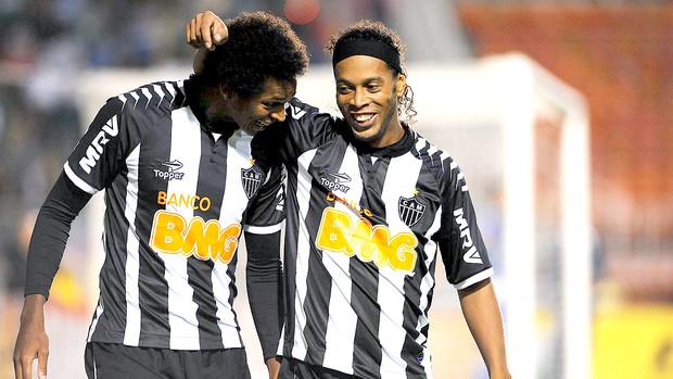 Jô e Ronaldinho comemoram gol do Atlético-MG contra o Palmeiras (Foto: Marcos Ribolli / Globoesporte.com)