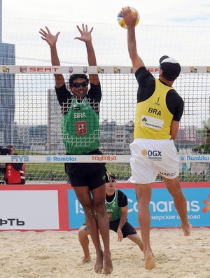 Marcio, Benjamin e Bruno Schmidt volei de praia Moscou (Foto: Divulgação / FIVB)