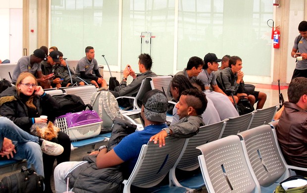 jogadores do botafogo no aeroporto galeão  (Foto: Thales Soares / Globoesporte.com)