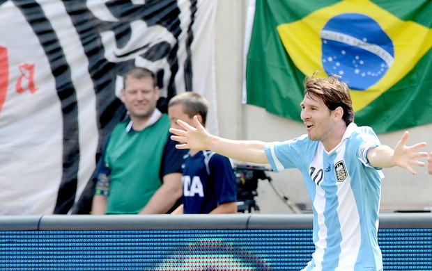 Messi comemora gol da Argentina contra o Brasil (Foto: AFP)