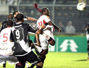 Vagner Love na partida do Flamengo contra a Ponte Preta (Foto: Marcos Alves / Ag. O Globo)