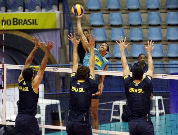 Wallace treino seleção vôlei Liga Mundial (Foto: Alexandre Arruda/CBV)