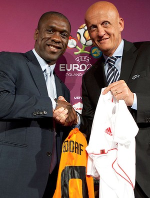 Clarence Seedorf e Pierluigi Collina, Euro (Foto: Agência AFP)