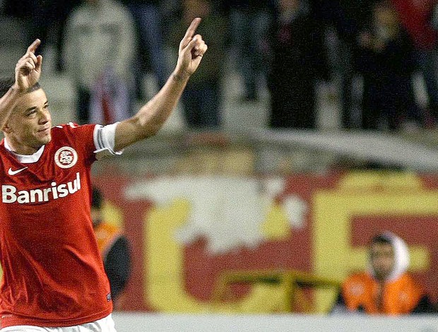 DAlessandro comemora gol do Internacional contra o São Paulo (Foto: Wesley Santos / Futura Press)