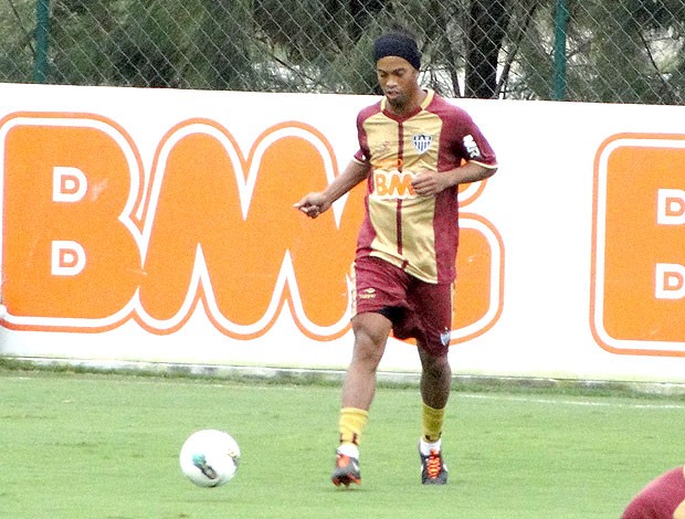 Ronaldinho no treino do Atlético-MG (Foto: Leonardo Simonini / Globoesporte.com)