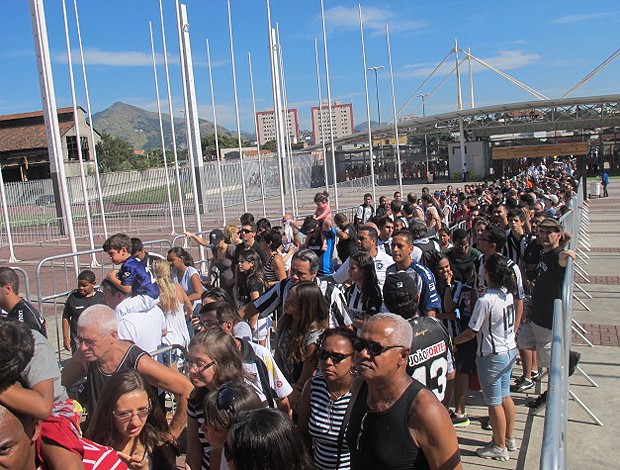 Torcedores fila Botafogo Engenhão (Foto: André Casado / Globoesporte.com)