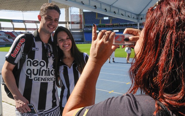 Gandula Fernanda Botafogo Engenhão (Foto: Celso Pupo / Ag. Estado)