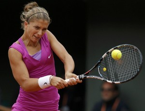 Sara Errani rebate bola no jogo contra Svetlana Kuznetsova em Roland Garros (Foto: Reuters)