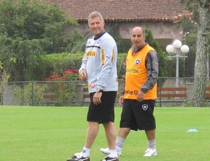 Oswaldo joga pelada com a comissão técnica na Granja  (Foto: Thales Soares / Globoesporte.com)