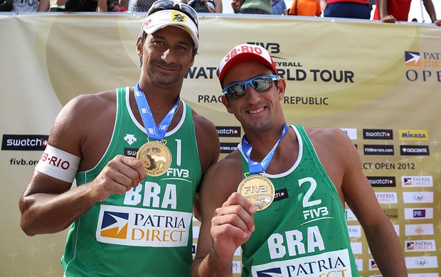 ricardo e pedro cunha volei de praia praga (Foto: Divulgação / FIVB)