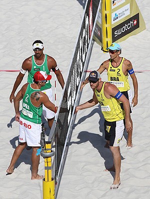 ricardo, pedro cunha, alison e emanuel volei de praia praga (Foto: Divulgação / FIVB)