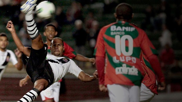 alecsandro vasco bicicleta gol portuguesa (Foto: Miguel Schincariol / Agência Estado)