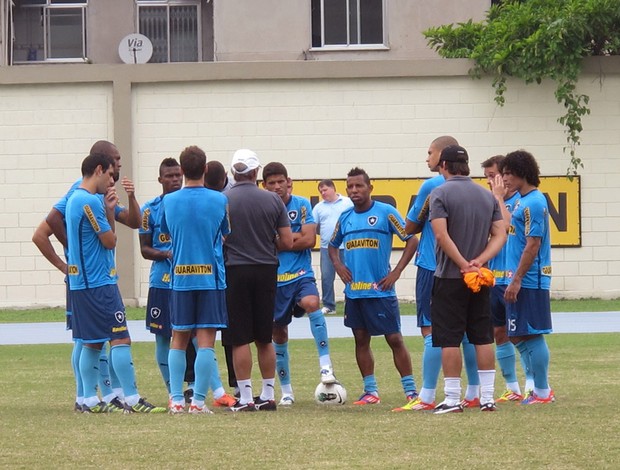 Oswaldo conversa com os  titulares (Foto: Thales Soares / Globoesporte.com)