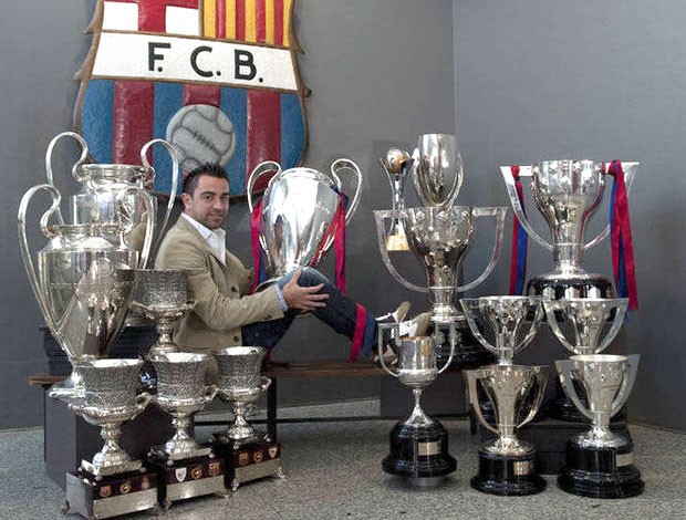 Xavi posa com alguns de seus trofeus (Foto: Reprodução / Jornal Mundo Deportivo)