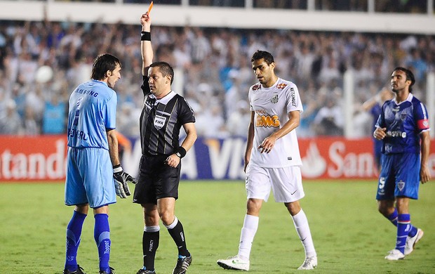 Goleiro do Velez expulso, Santos x Velez (Foto: Marcos Ribolli / Globoesporte.com)