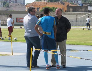 Maurício Assumpção conversa com Sidnei Loureiro e Jadson  (Foto: Thales Soares / globoesporte.com)