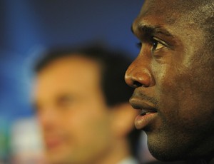 Clarence Seedorf em coletiva do Milan (Foto: Getty Images)