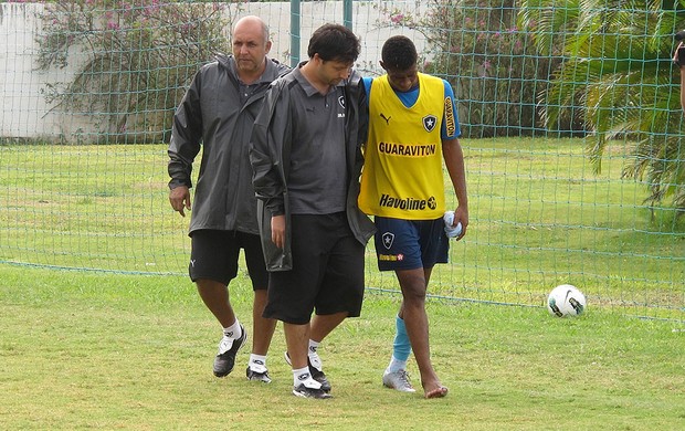 lennon botafogo treino contusão (Foto: Thales Soares / Globoesporte.com)