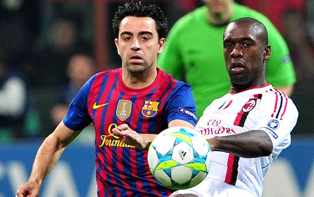 Xavi e Seedorf na partida do Milan contra o Barcelona (Foto: AFP)