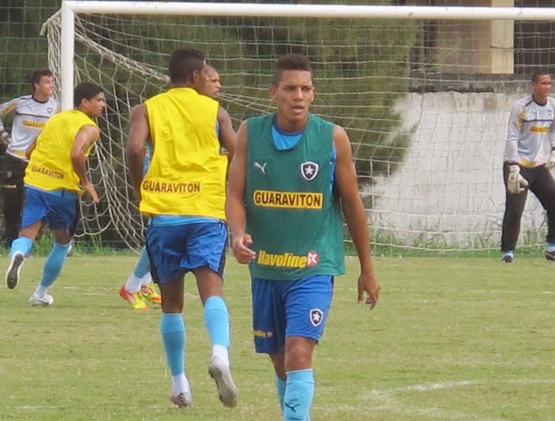 Gilberto no terino do botafogo (Foto: Thales Soares / Globoesporte.com)