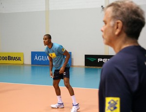 Ténico Bernardinho comanda treino no Canadá (Foto: Alexandre Arruda/CBV)