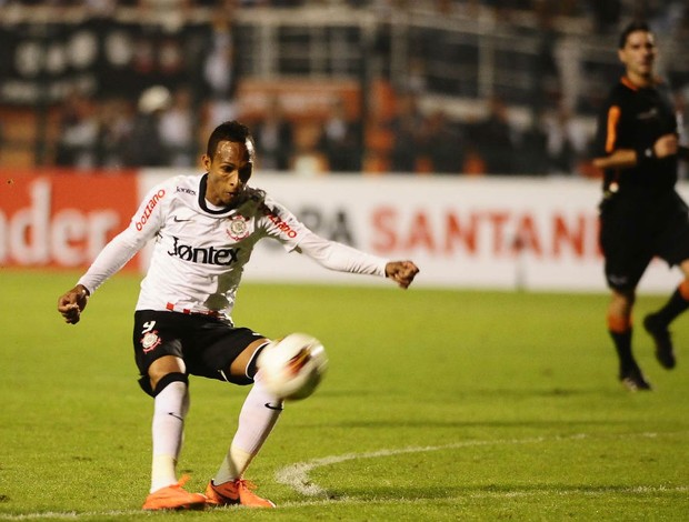 Liedson do Corinthians tenta gol de cobertura no Emelec (Foto: Marcos Ribolli / globoesporte.com)