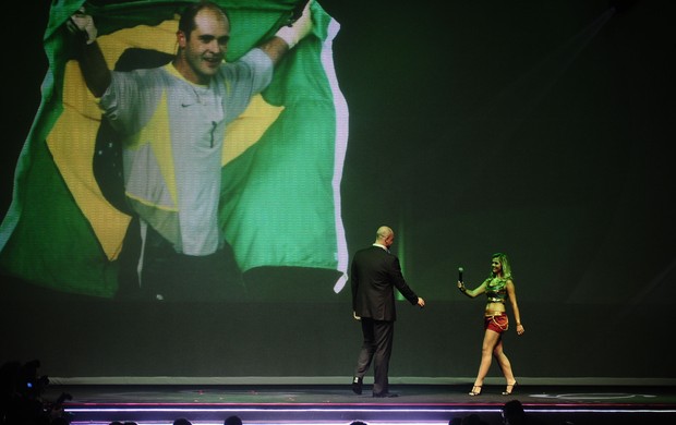 Marcos recebe homenagem da FPF (Foto: Marcos Ribolli / Globoesporte.com)