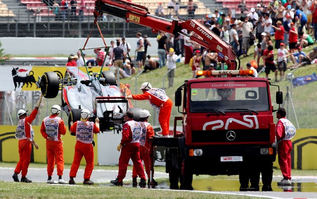 carro lewis hamilton rebocado (Foto: Flick oficial do circuito da Catalunha)