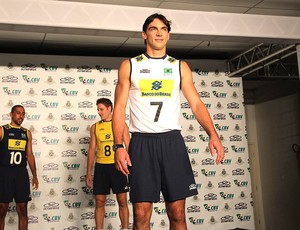 giba apresentação novo uniforme de vôlei do brasil (Foto: Jorge William / Agência O Globo)