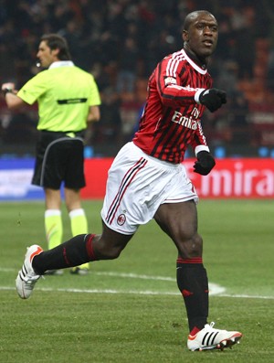 Seedorf comemora gol do Milan sobre o Lazio (Foto: AP)