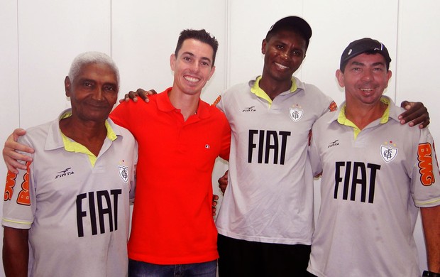 Alessandro, do América-MG, com roupeiros e massagista.  (Foto: Ana Paula Moreira / Globoesporte.com)